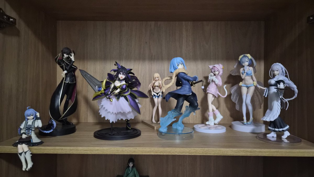 Burrsok's tweet photo. Quarto de um homem de 23 anos (Ignorem que movi a Megumin para tentar encobrir os cabos KKKKK) https://t.co/HwMxJ8A9IQ