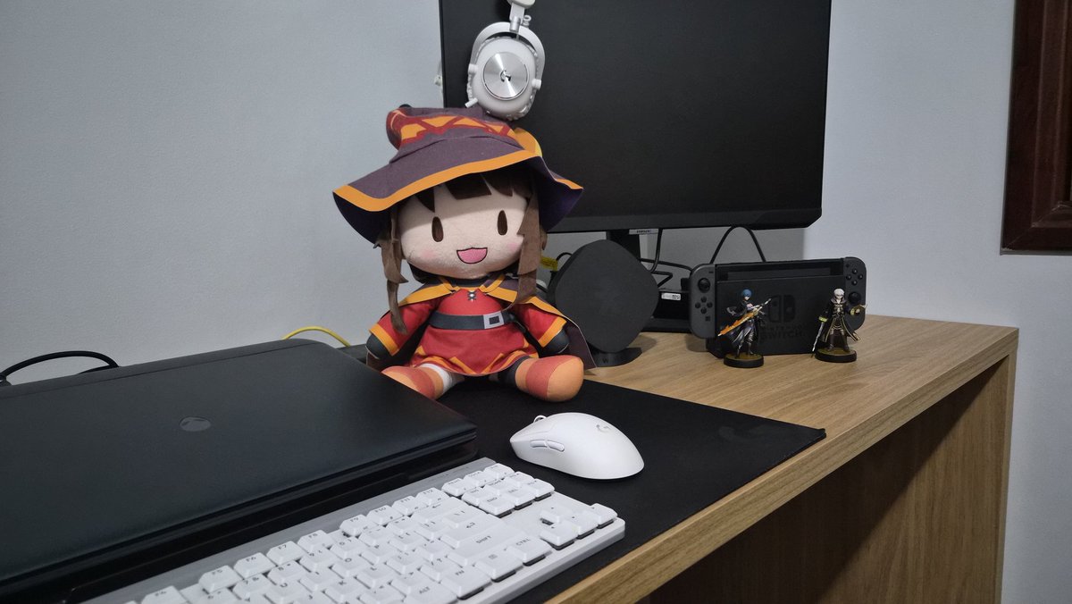 Burrsok's tweet photo. Quarto de um homem de 23 anos (Ignorem que movi a Megumin para tentar encobrir os cabos KKKKK) https://t.co/HwMxJ8A9IQ