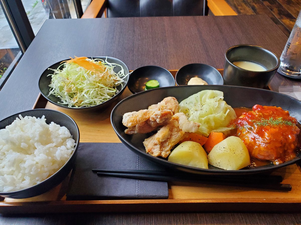 yumenegi's tweet photo. おしゃ!
黒いチーズケーーーーキ
黒いとこクッキー生地固めてる?感じ。程よい甘さ。
間のチーズクリームの酸味とよくバランスが取れてて美味かた!
#fuku.cafe
#徳島
#黒いチーズケーキ https://t.co/enPpEfM2Kx