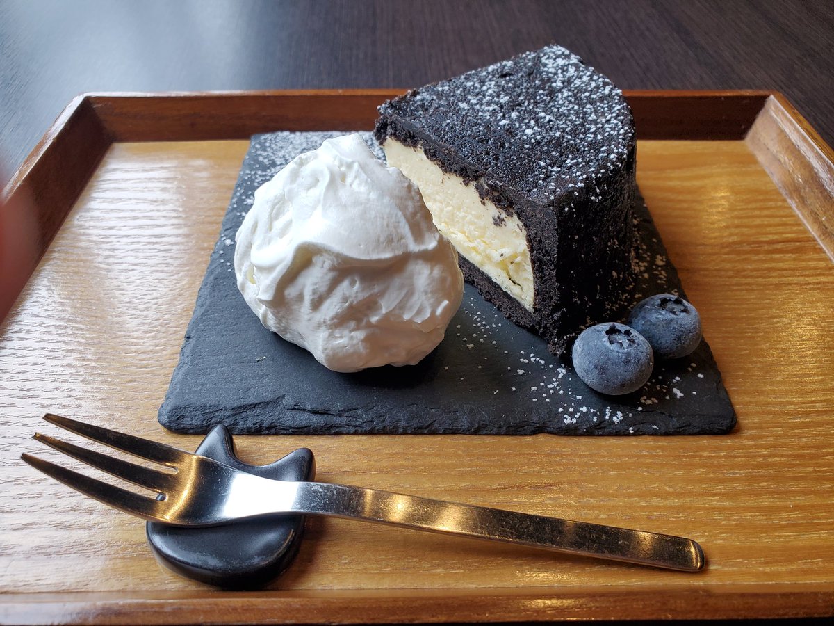 yumenegi's tweet photo. おしゃ!
黒いチーズケーーーーキ
黒いとこクッキー生地固めてる?感じ。程よい甘さ。
間のチーズクリームの酸味とよくバランスが取れてて美味かた!
#fuku.cafe
#徳島
#黒いチーズケーキ https://t.co/enPpEfM2Kx