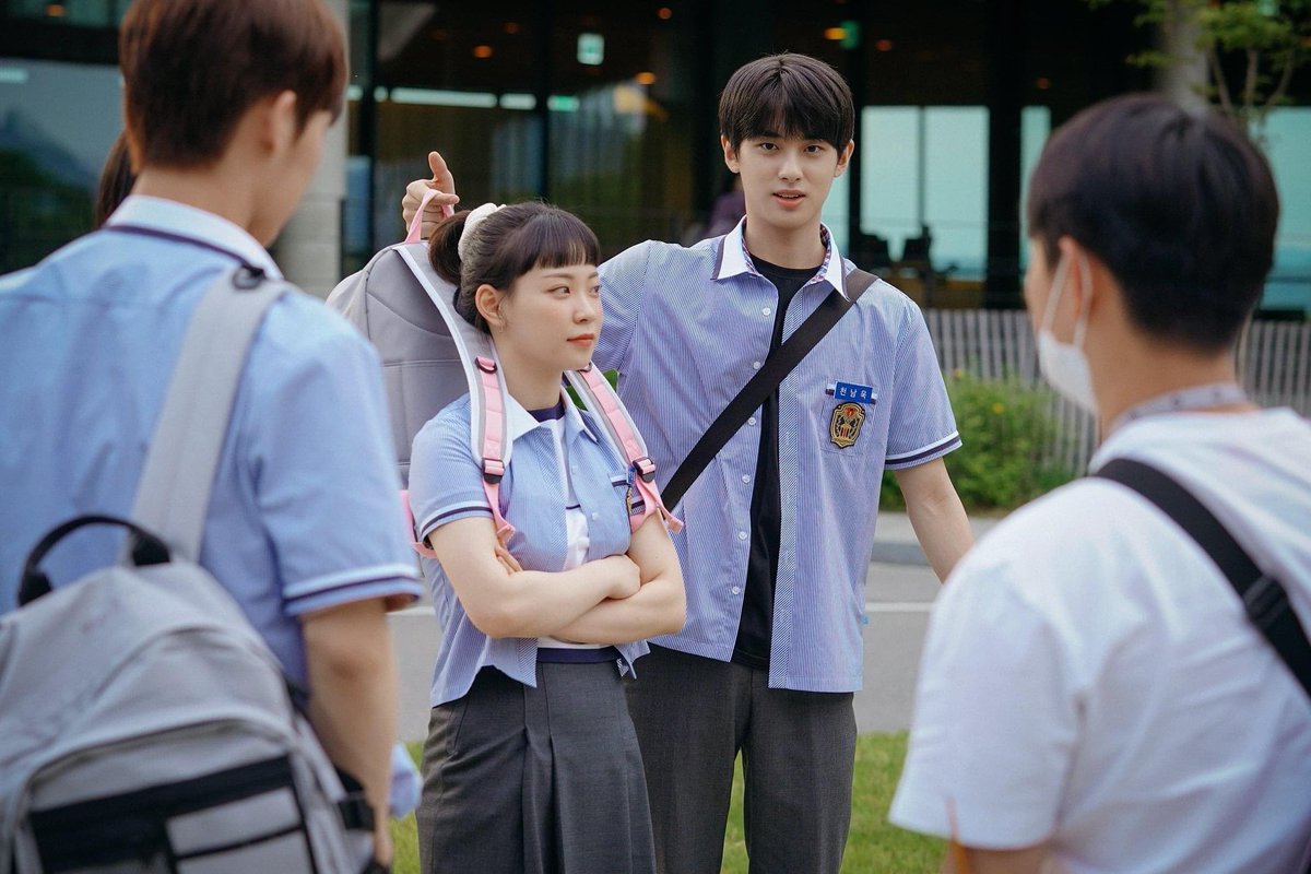 vita_ming0312's tweet photo. 하복입은 민규 사진 파묘하다가 여사친들을 너무 귀여워하는 이 커다란 남자가 나는 귀여움 넘귀여워 https://t.co/dYXywhJD46