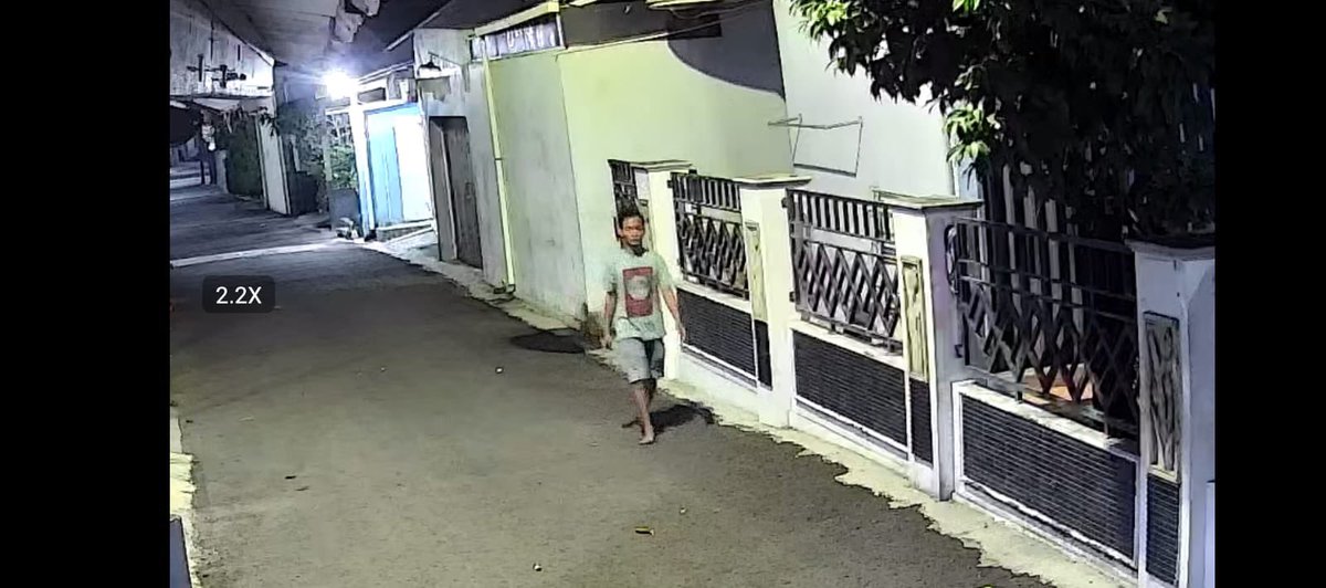 essha_kartika's tweet photo. INFO KEHILANGAN MONTOR ‼️‼️

Telah di curi motor honda beat dengan plat AB 5683 YO warna biru tua doff dan Helem KYT Warna hitam. Hilang sekitar Kalasan/Berbah.
Ciri-ciri pelaku seperti di foto dan video.

Jika melihat biasa hubungi no 
0895342152722 https://t.co/LrmulJRNT0