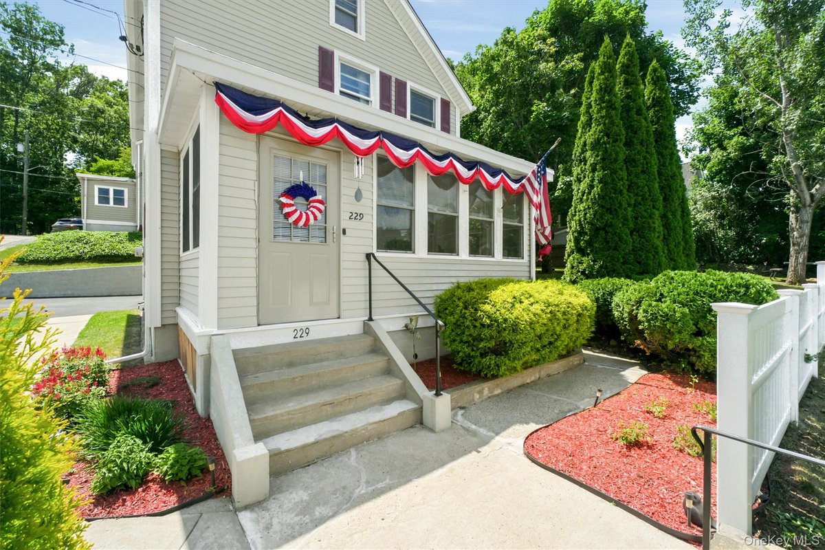 CampanelliMaria's tweet photo. 229 Tate Avenue, Buchanan, NY, 10511
2 bed | 1.5 bath 1091 Sq. Ft.
Active | 550000
https://t.co/FOjTprDU4U
Picture-perfect and move-in ready, this charming 2-bedroom, 1.1-bath Colonial is ideally located in the heart of Buchanan Village and set on a level 0.17-acre corner lot.... https://t.co/6h976xz5za