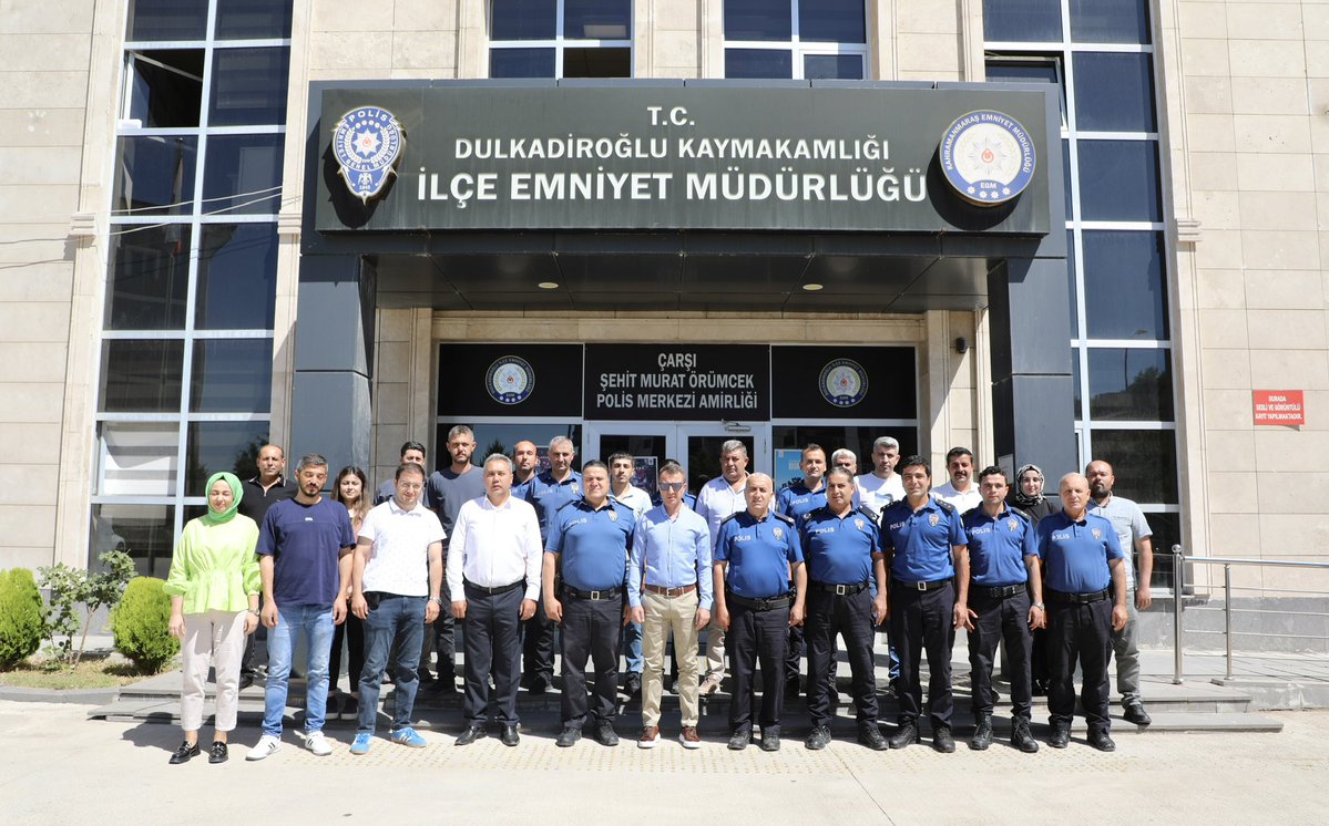 DulkadirogluTC's tweet photo. İlçe kolluk kuvveti personellerimize çalışmalarında başarılar dileyen Kaymakamımız Sayın Hicabi Aytemür, daha sonra başkomiserlik görevinden emniyet amirliğine terfi eden Bayram Taşhan’a apoletini taktı. https://t.co/ZfPLQEZuiq