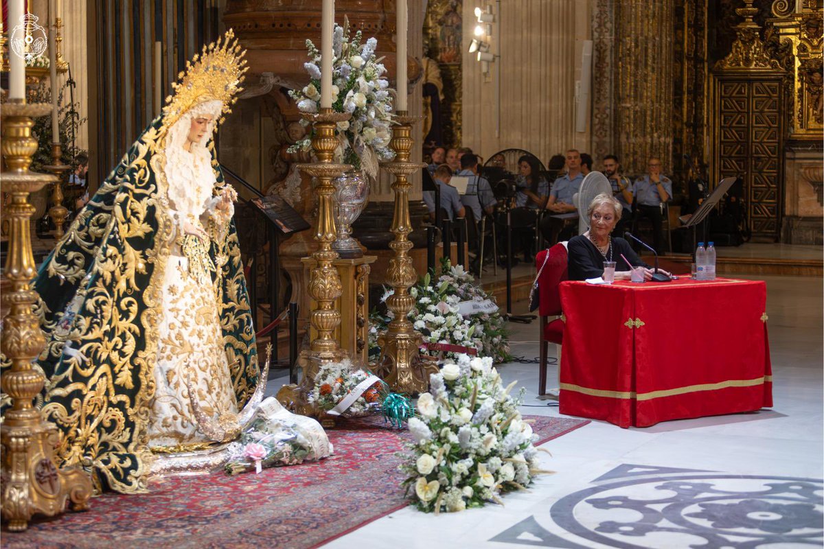 Hdad_Redencion's tweet photo. #RocíoCoronada | En la mañana del lunes 30 de junio, hace justo un año, la Santísima Virgen bajaba al suelo para recibir los besos y el cariño de la ciudad, en un besamanos con un marco histórico.

Ya a la noche, comenzó el pregón que nuestra hermana Angelita Yruela pronunciaría como anuncio de la cada vez más inminente Coronación Canónica de nuestra Amantísima Titular.

📸: Javier Cantos y Julio Marín

#RocíodelCielo