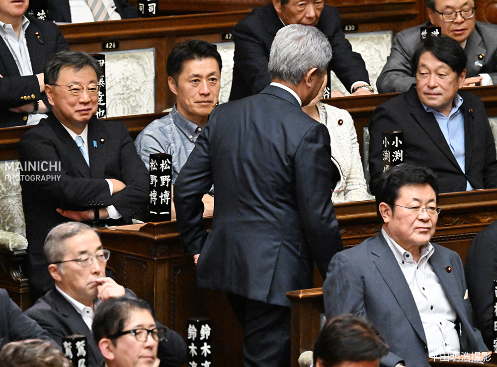 mainichiphoto's tweet photo. 日本国旗の損壊行為などを処罰する法案は30日の衆院本会議で与党の賛成多数で可決され、衆院を通過しました。
政治の動きを写真で「６月３０日」写真特集https://t.co/dS8hVXMVXQ
法案に慎重姿勢を示してきた自民の岩屋毅前外相は採決を前に退席しました。 https://t.co/d1MtMzYEbP