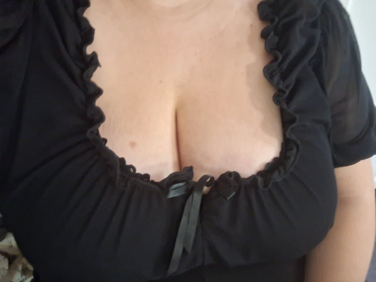 gothghosty's tweet photo. Je suis au travail actuellement mais j’arrive pas à arrêter de penser à baiser. Je suis tellement horny 🫣 https://t.co/DvndC8FmTo
