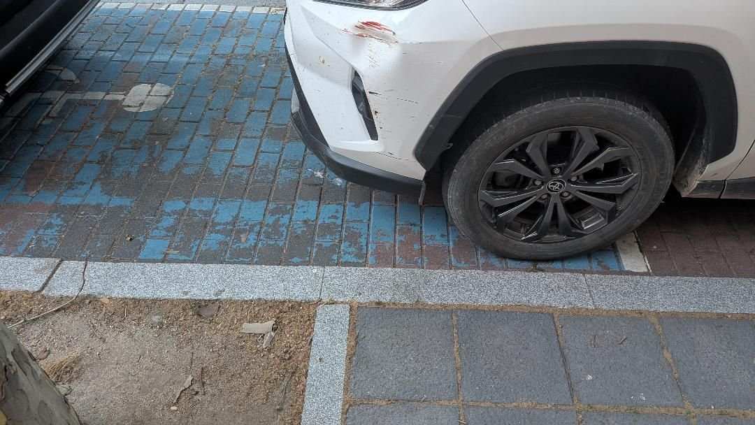 yustin's tweet photo. Todos, en mayor o menor medida, nos hemos volcado en Valladolid con Lucas 💜

Pero su madre me pide que recuerde algo que podemos hacer todos, TODOS los días: respetar las plazas de aparcamiento para personas con discapacidad.  

No ocuparlas sin autorización. No invadirlas parcialmente. 

Porque, como se ve en la foto que me ha mandado, a veces basta con dejar medio coche mal colocado para impedir sacar una rampa.  

La solidaridad está muy bien cuando hay una campaña.  El civismo diario ayuda mucho más.  

Gracias a la madre de Lucas por recordárnoslo