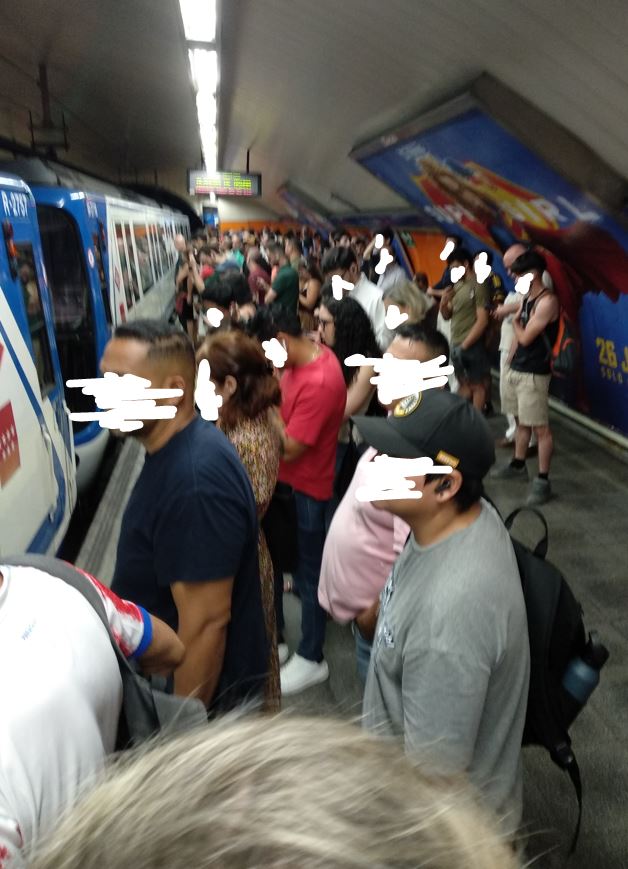 Luisruleon's tweet photo. Un día normal en la línea 5 de @metro_madrid:
Con estos tiempos de espera, a las 7:35, desalojo de un tren en Marqués de Vadillo. Por supuesto, sin notificar por megafonía la incidencia en ningún momento. Y esto en la línea que va a Chueca en la semana del Orgullo. Cada día peor. https://t.co/j4e9E8ebFH