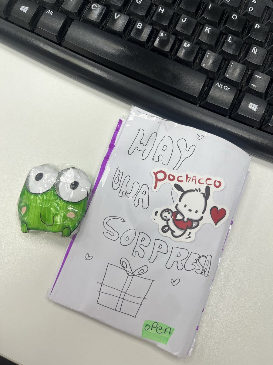 MeLlamanSandry's tweet photo. la hija d una compi d curro ha venido a la oficina y m ha traído un sobre sorpresa con un squishy de keroppi HECHO A MANO la amo con todo mi corazón https://t.co/9nWSpP3R1J