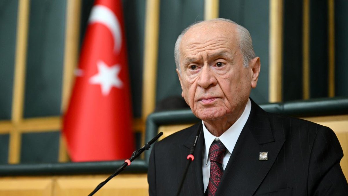 gundem7x24's tweet photo. Devlet Bahçeli:

Başkent Ankara'yı hesaba katmadan NATO bünyesinde ittifak hesabına yol almaya çalışmak, kaygan zeminde gözleri kapatıp ilerlemeye benzer.

Çünkü Türkiye Cumhuriyeti, kriz hatlarının kesiştiği ateş çemberinde istikrarı temin eden, tehditleri sınırlarının bidayetinde ezen bir devlettir.

Eli kanlı terör örgütlerine harf oyunlarıyla isim değiştirip, meşruiyet elbisesi giydirme devri kapanmıştır.

Aynı masada sahte dayanışma fotoğrafları verip, Türkiye'nin beka hudutlarını kemiren hain yapılara siyasi ve askeri alan açma kurnazlığı boşa düşmüştür.

Türkiye'nin savunma ihtiyacını sürüncemede bırakıp haklı taleplerini oyalama anlayışı miadını doldurmuştur.

Adalar Denizi'nde ve Doğu Akdeniz'de şımarık çocukların Türkiye Cumhuriyeti Devleti'ne karşı yürüttüğü provokasyonların alkışlandığı günler geride kalmıştır.

Türkiye artık Türk ve Türkiye yüzyılının baş mimarıdır.