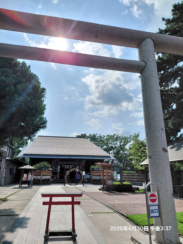maebasiote's tweet photo. 夏越大祓、滞りなく終了したどー
茅の輪ァ世話役が潜ってるん、動画で追体験してな(※音注意)
……俯ぐんないーが、カメラまで下向いてるん……

さ、明日っかァ下半期 頑張んべ(p`･ω･´q)
 #夏越の祓え #夏越大祓 https://t.co/USoDvPMnQH