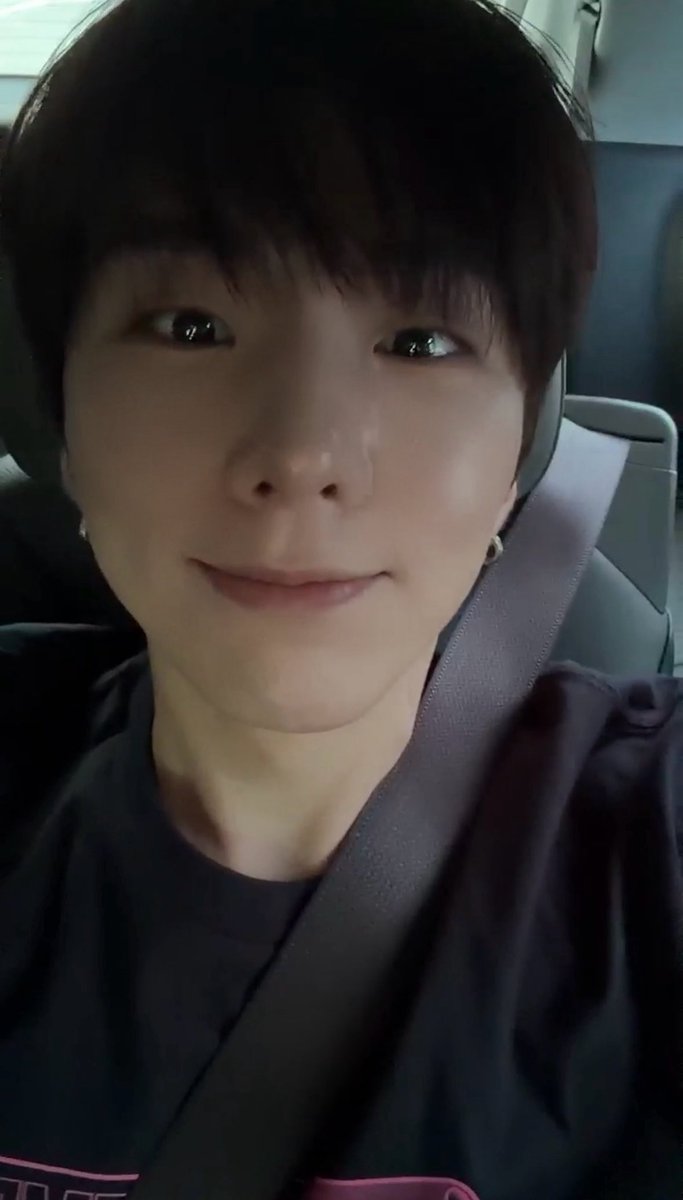 ye0n_y's tweet photo. 오늘 빠른퇴근했다고 막 이만큼 좋아함 ㅜㅜ https://t.co/RINqeRVDUw