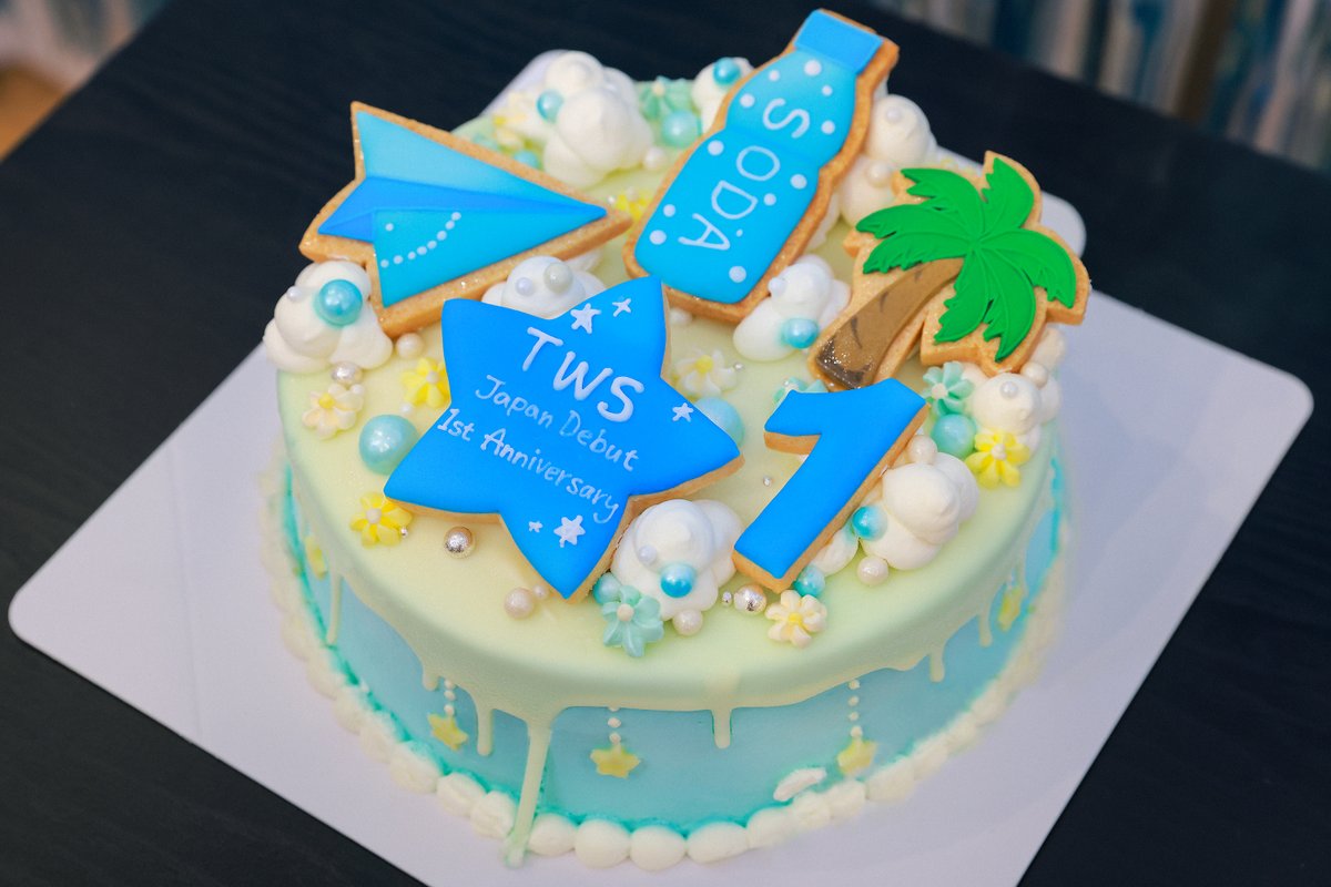 TWS_PLEDIS_JP's tweet photo. ＼Japan Debut 1st Anniversary🎂／

42のみなさんの応援のおかげで、日本デビュー1周年を迎えることができました💙
これからも素敵な思い出を作りましょう🎵

#TWS #247WithUs
#TWS_JPデビュー1周年
#TWSと弾ける夏 https://t.co/Daz3wUhE1F