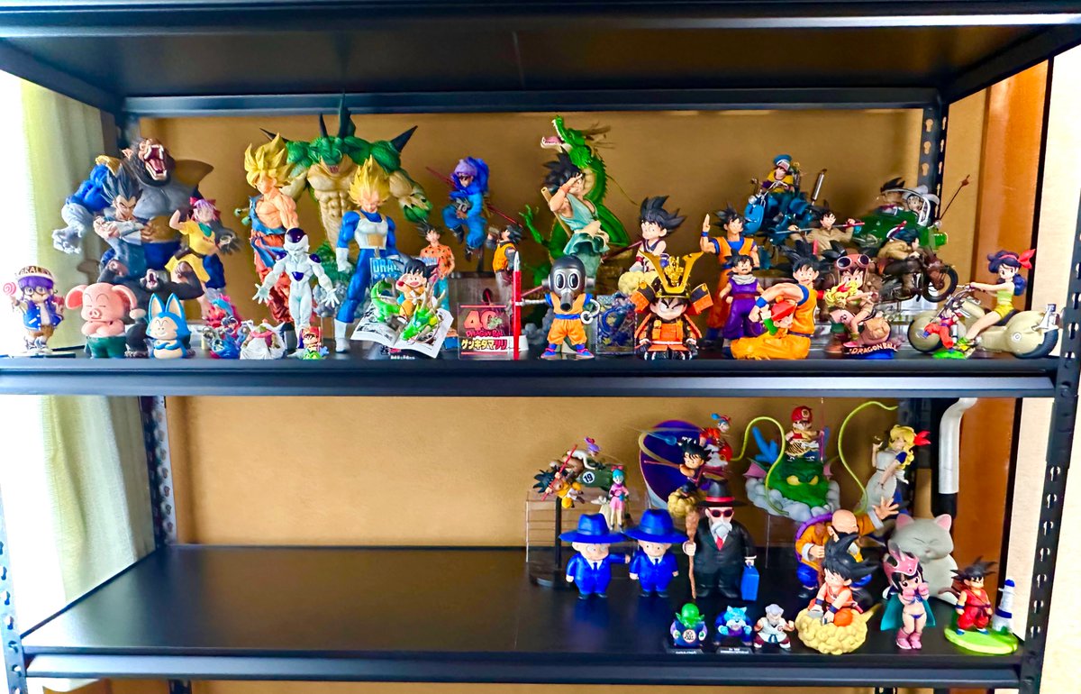 32Roll's tweet photo. 休みなのと新しい棚が来たので、ドラゴンボールディスプレイ🐉
またまた友達にバランス聞きながらいじりました🤭
テープライト早く揃えなきゃな

休憩したらナルトとヒロアカも飾るぞ🏃‍♀️ https://t.co/KyoMwYzBI1