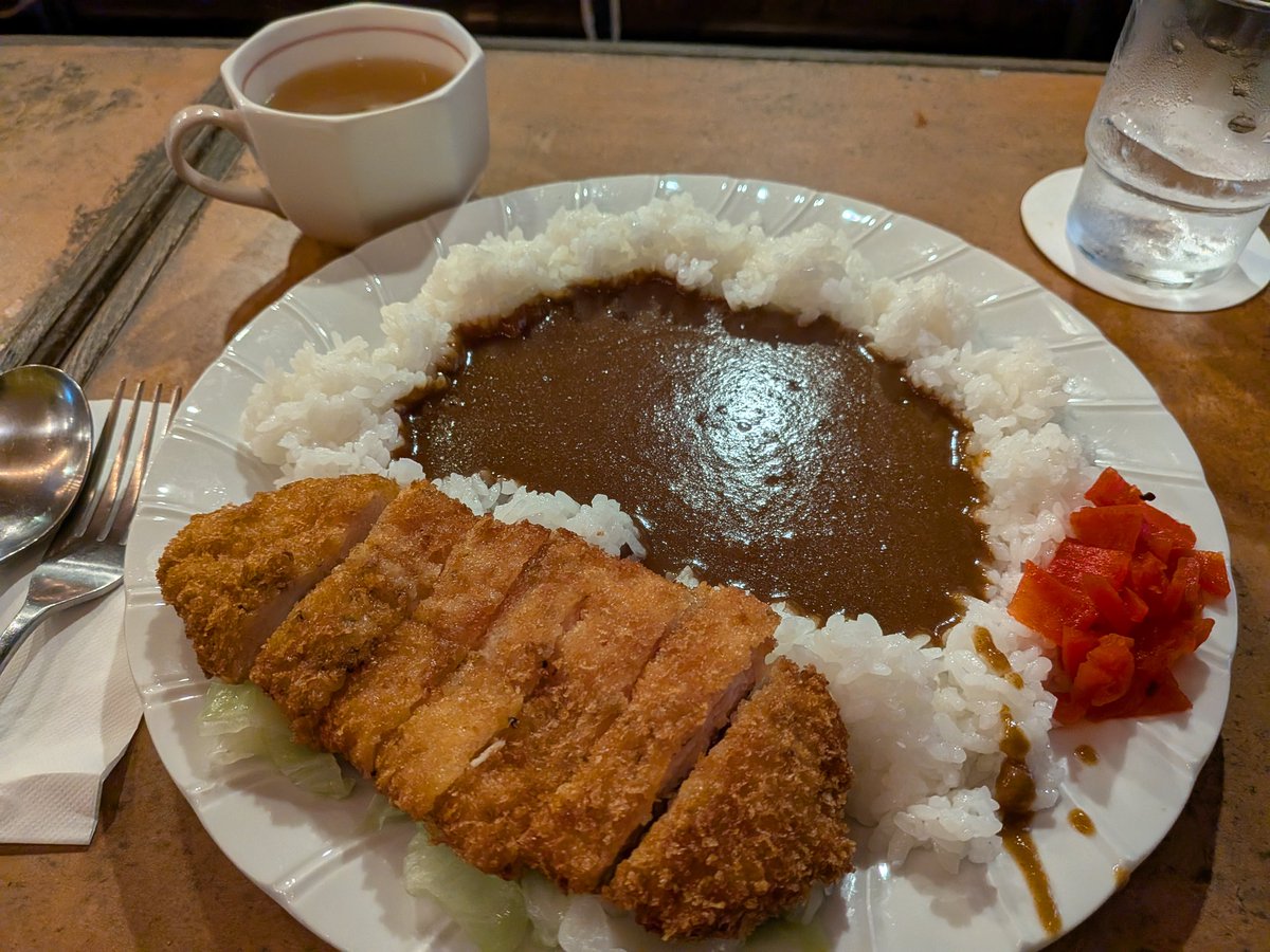naichin1967's tweet photo. 「サイフォンコーヒーとカレーの店nasu」さん。
カレーが目玉の喫茶店。
チキンカツカレーをいただきました。
珍しいルーが真ん中に入ってるダムカレーの形式。
しっかりピリッと辛くて、しかし甘みもあって、美味しい!
#nasu
#カレー侍 https://t.co/WI9ImNpYJS