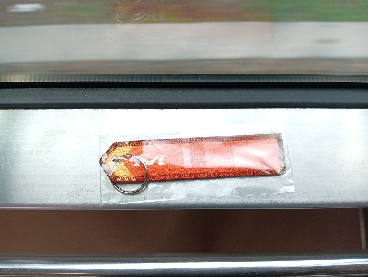 chikokumacolect's tweet photo. 大宮駅の駅たびコンシェルジュでトレインタグを頂いたんだけど、不仲といううわさの絶えないお隣のJRのコーポレートカラーで草。

＃JR東日本
＃JR東海 https://t.co/C5Cq6Iouzg