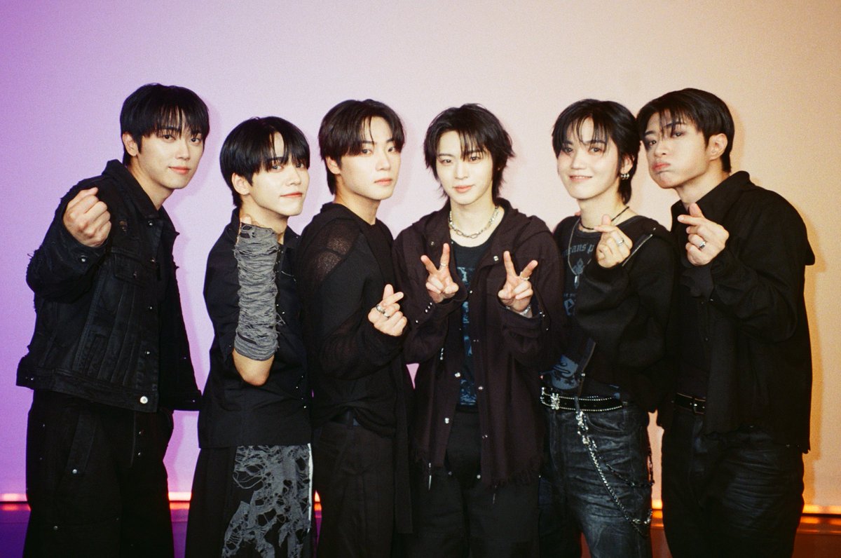M2MPD's tweet photo. 필름카메라로 기록한 6월의 추억📸 7월에도 쭈욱 엠투와 함께해요❣ #6월의엠투 #M2film #릴레이댄스 #온앤오프 #ONF @ONF_offcl https://t.co/zhNHdmMocC