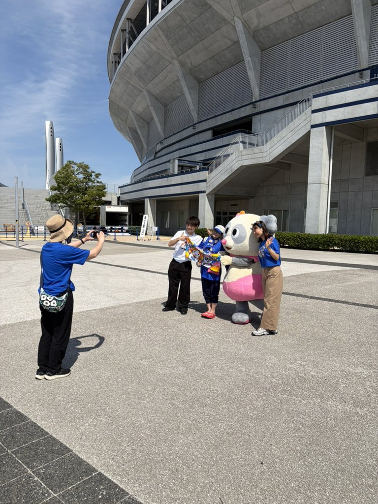 BSN_event's tweet photo. ハレッタも遊びにきたよ

コラボグッズ限定です！
ぜひ横浜DeNAベイスターズの店舗でお買い求めください

新潟で開催する横浜DeNAベイスターズの試合を楽しもう♪
みんなで行こうエコスタへ！

当日チケット購入は
セブンチケット・ローソンチケット・エコスタ窓口にて
お買い求めください🎫

#bsn #新潟放送 #横浜DeNAベイスターズ #広島東洋カープ #プロ野球
