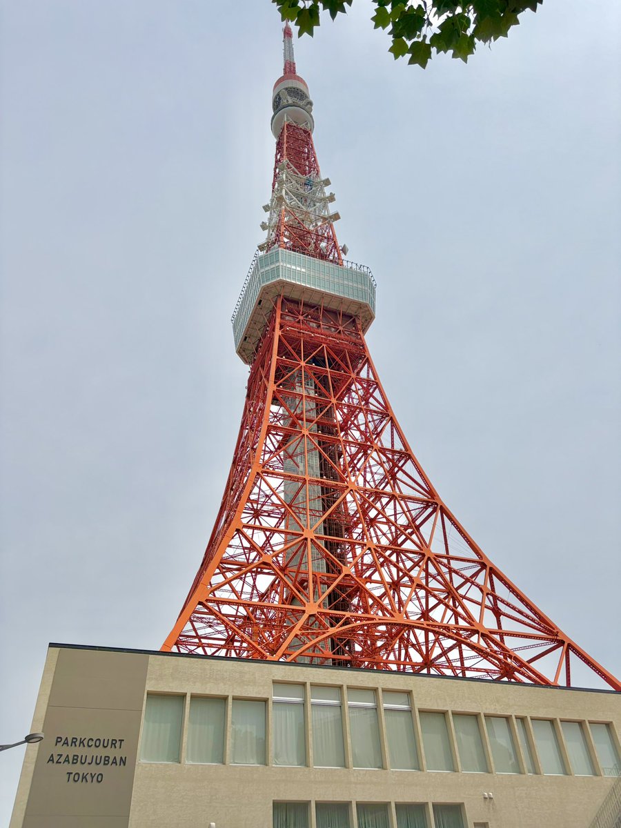 piyojbb's tweet photo. そういえば東京タワーを眺めたことはあっても、登ったり足元まで来たことはなかったなと。 https://t.co/ozLlYZxYOL
