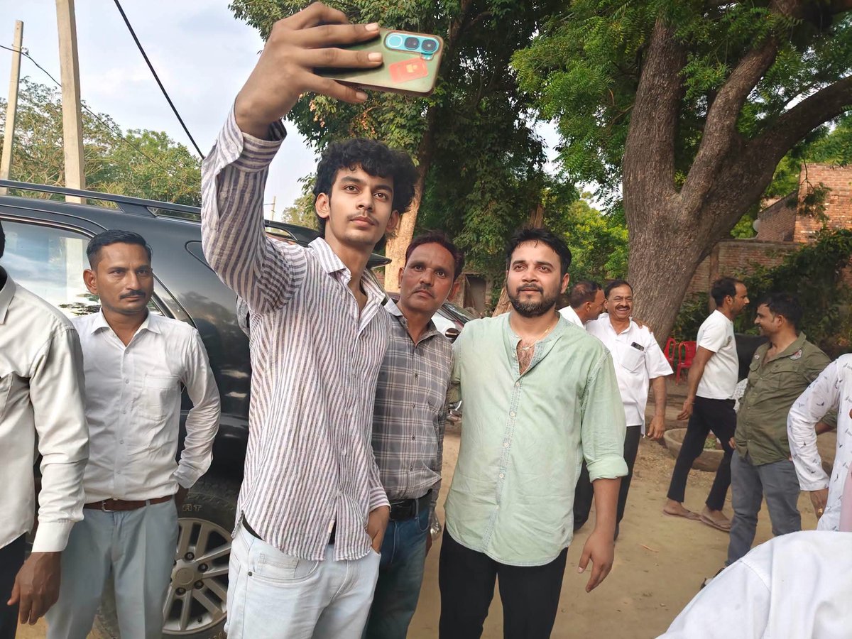 NitinSingh_166's tweet photo. निरन्तर अपनों के बीच ।
#166_भगवंत_नगर_विधानसभा_उन्नाव
@mediacellsp 
@samajwadiparty 
@_yadavrajesh https://t.co/gXHdb1Lrob