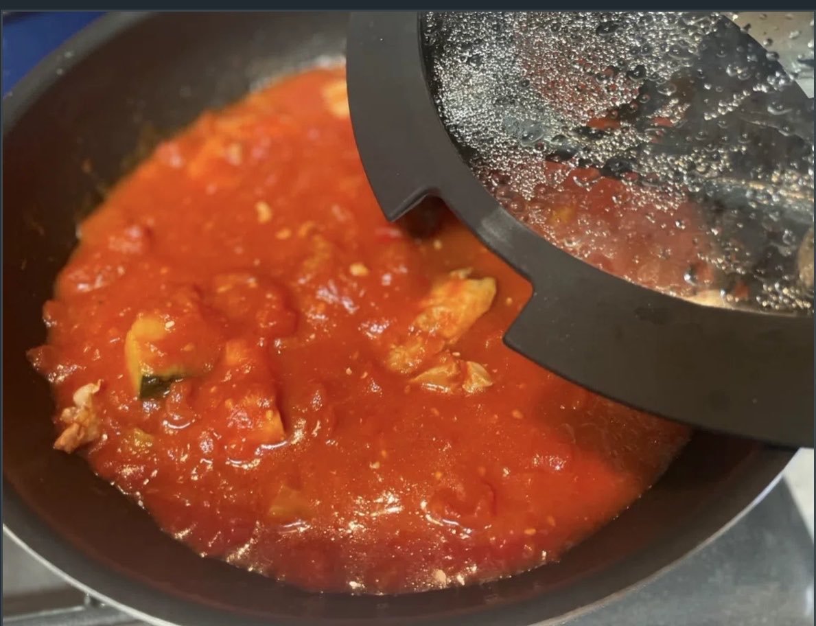 kawaii_jigoku_'s tweet photo. これさえ食べとけば間違いない美肌脂肪燃焼スープ🍅 
絶対変わるから騙されたと思ってやってみて。
1食230円！！超簡単！！

20年以上ウエスト58cmキープしてるけど簡単、安い、美味しいはストレス無しで継続できる。
トマト缶＋鶏むね＋冷凍野菜＋コンソメ。
ただ煮るだけ。 https://t.co/Qf7gCdcOk5