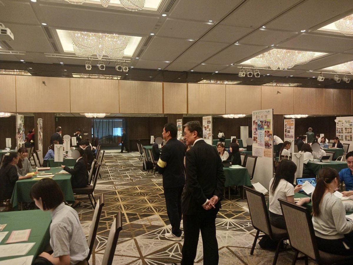 kyotohoiku's tweet photo. 〜京都私立幼稚園フェア＆就職説明会の様子をお届け〜
 府内５０の園がブースに分かれ、各園の魅力を紹介✨
 松井市長も各園の先生方とたくさんお話させていただきました😃
 学生の皆様も積極的に質問されていて、とても活発なフェアになりました！
 御参加いただいた皆様、ありがとうございました🌸 https://t.co/3bNKMlIYmQ