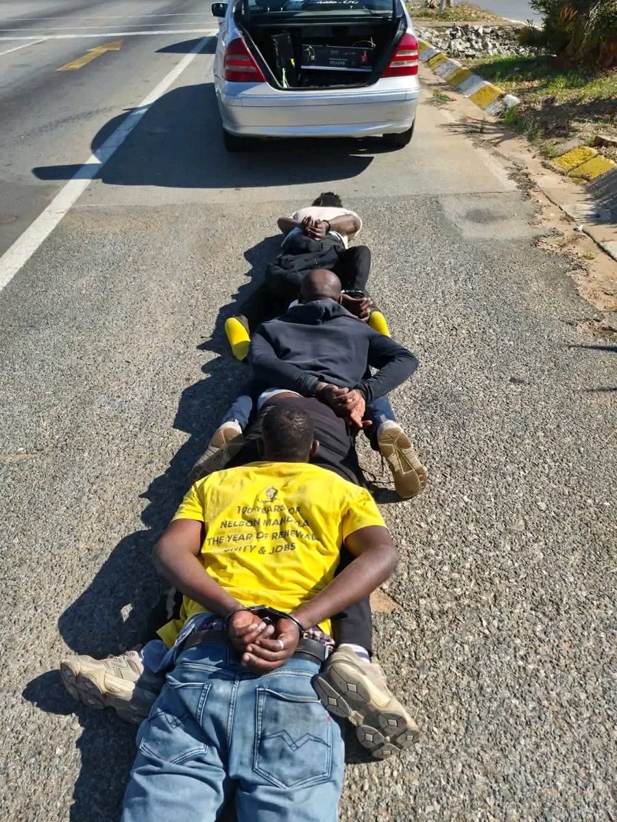 AmukelaniMoyani's tweet photo. Four illegal Zimbabweans were arrested for a business robbery; thank you @SAPoliceService !! https://t.co/k3syVPsB9y