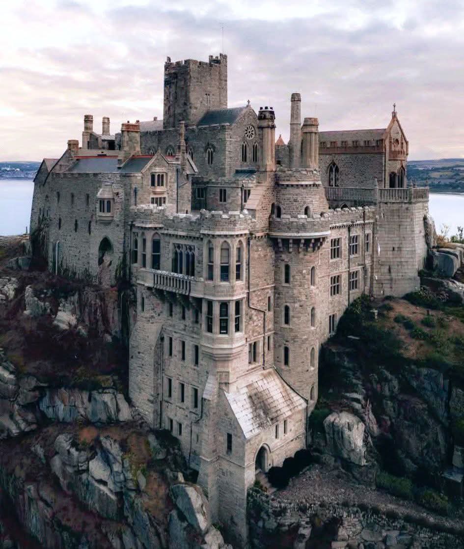 Natursee's tweet photo. Castle on the island of St Michael's Mount, UK 🇬🇧 https://t.co/9GndYAnb3U