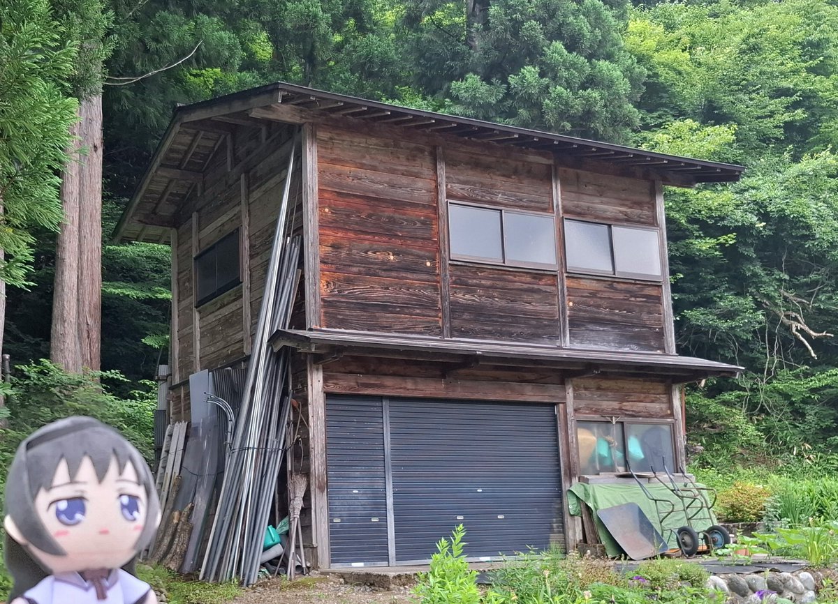 madohomuTTN's tweet photo. ほむらちゃん、特定の人が立ち止まって写真を撮る謎の小屋だよ。

ループ物の大先輩が住んでるよ。 https://t.co/s0iEdsamM3