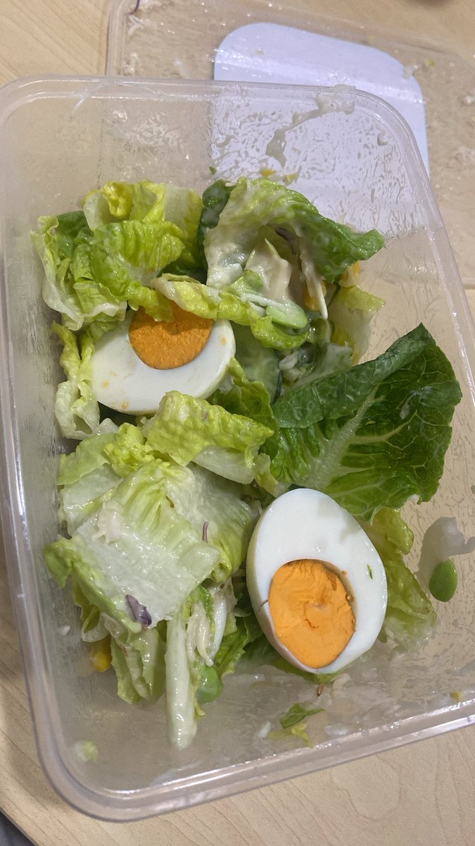 womanfeeds_id's tweet photo. Target mimin dari 88 - 58kg. PLS DOAIN BGTTT UDH CAPEK BGT SAKIT PINGGANG MULU, KALU PAKE BAJU KERASA GAK PANTES GT. Doain konsisten😭🙏🏻

Pic 1: chicken patties (full chicken + seasoning)
Pic2: lettuce, eggs, corn, purple cabbage, bagels (dressingnya: plain yogurt + sesame oil + honey)
Pic 3: romaine edamame, eggs (dressing yogurt)
Pic 4: romaine, edamame, sweet corn, mix cabbage (purple+white), eggs (dressing; spicy peanut sauce)

Snack: kalau lg craving manis: dark chocolate 80% + kurma, popcorn (pake unsalted butter). 

Allhamdulillah udh turun 2kg🥹😭