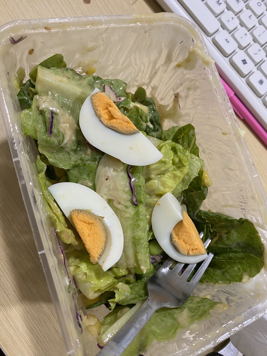 womanfeeds_id's tweet photo. Target mimin dari 88 - 58kg. PLS DOAIN BGTTT UDH CAPEK BGT SAKIT PINGGANG MULU, KALU PAKE BAJU KERASA GAK PANTES GT. Doain konsisten😭🙏🏻

Pic 1: chicken patties (full chicken + seasoning)
Pic2: lettuce, eggs, corn, purple cabbage, bagels (dressingnya: plain yogurt + sesame oil + honey)
Pic 3: romaine edamame, eggs (dressing yogurt)
Pic 4: romaine, edamame, sweet corn, mix cabbage (purple+white), eggs (dressing; spicy peanut sauce)

Snack: kalau lg craving manis: dark chocolate 80% + kurma, popcorn (pake unsalted butter). 

Allhamdulillah udh turun 2kg🥹😭