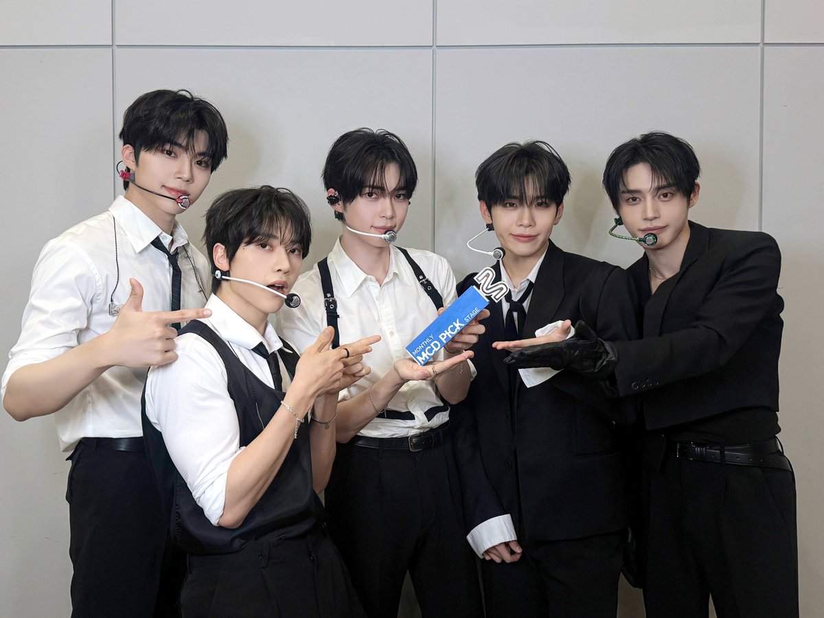 ZB1_official's tweet photo. [M COUNTDOWN]
5월 먼슬리 엠카 PICK

#ZEROBASEONE #ZB1 #제로베이스원
#MnetPlus #MCOUNTDOWN #MONTHLY_MCDPICK #먼슬리엠카PICK https://t.co/FHQFGE231h