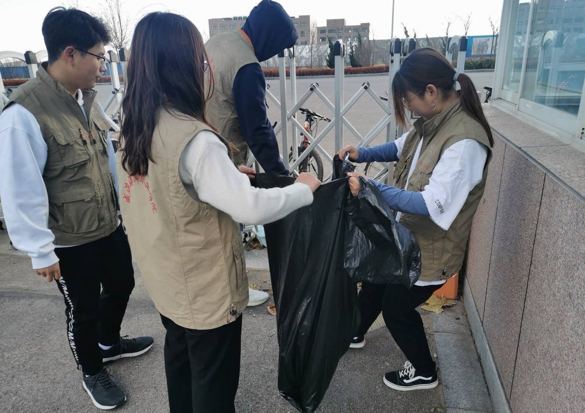 33DAvilar's tweet photo. Our environmental club’s coastal cleanup this Sat! Join us at 9 AM at Green Bay Park—free supplies, plus post-cleanup snacks for all. Every piece counts for our blue planet! https://t.co/MwOV0ei9Hg