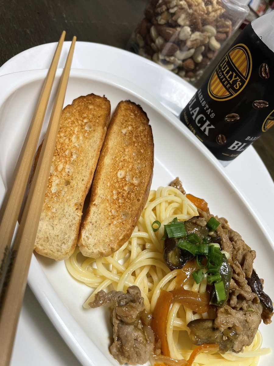 Tennyo20201's tweet photo. 🏕️行ったつもりのキャンプご飯
義母の夕方弁当🍱を作る時間帯に歯科受診予定となり…
そこしか空いてなかったので😅
昼ごはん時に合わせて
豚バラなすの炒め物がけパスタ🍝を作った
試食が昼ごはんでっす
玄米も良いけど、パスタやパンも美味いです😄🙏 https://t.co/usXHehi8Z7