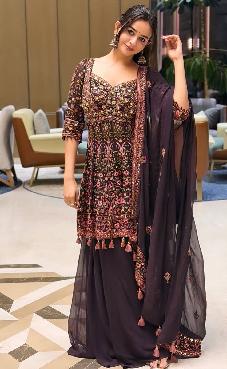 DivyaGaneshOffl's tweet photo. "Dazzling In Desi Glam" https://t.co/28XnqNE6og