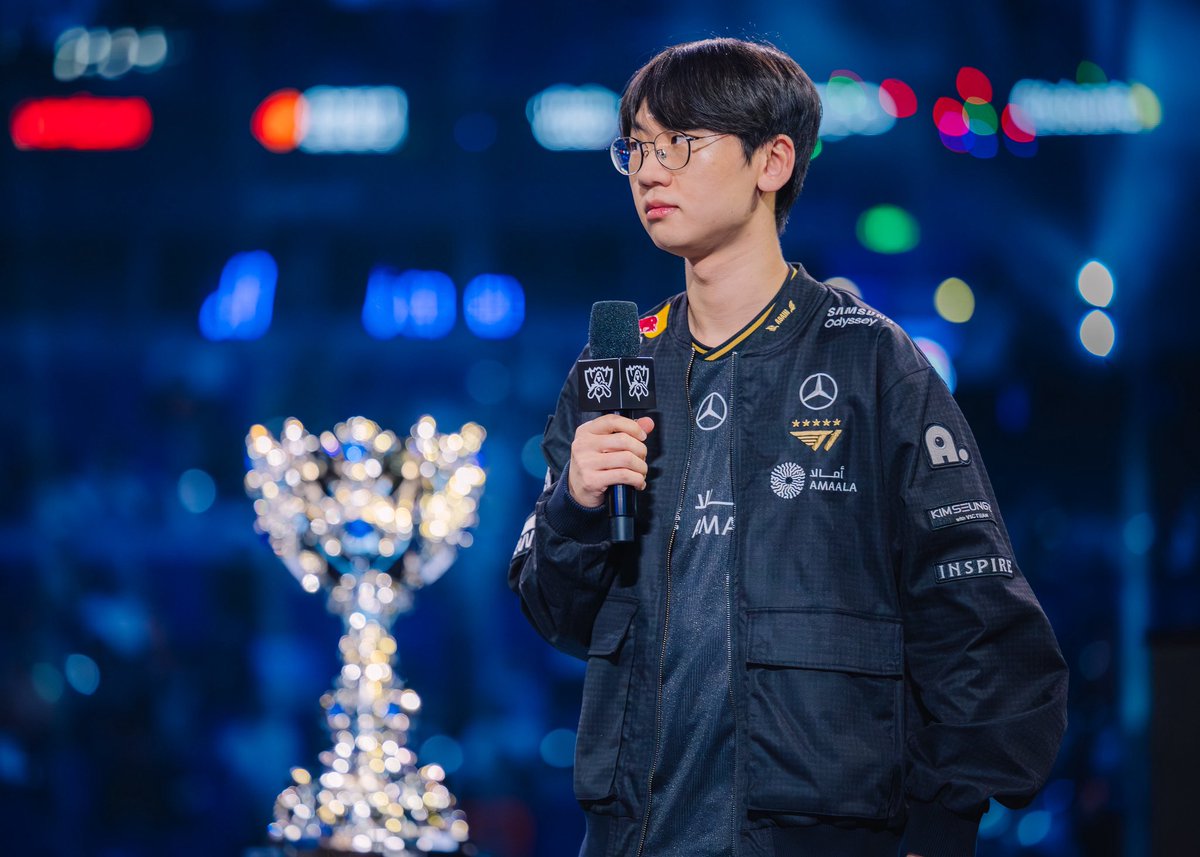 YujinnieHa's tweet photo. Caedrel on Doran’s role on T1 and why he’s a top 3 Top laner at MSI 2026:

First, I think Doran is a clear like third for me. Doran fills a similar role to BB in a way where he's not given much attention. He's not given much resources.

Sometimes he'll get like a Rumble first pick, you know, and I think he can do a lot in the game. But most of the time he's just kind of left to do Doran things on the weak side. He's just like that shield for T1.

And I think that's a good and a bad thing. The good thing is like it helps your team a lot. He's had his Jayce’s and his Rumbles, but like he'll play champs like Olaf, which is like a strong champ. 

He won't get much resources and he'll fall behind and do some stupid shit, but he'll scale really well. And Doran's biggest strength for me for sure is teamfights. Like even in game five versus GEN.G he just picks Gragas. Goes weak side, picks Gragas, goes teamfight. Picks Olaf, loses lane, goes teamfight.

Picks Rumble, loses lane, or doesn't get much resources, goes teamfight. (So I really like his teamfight, but I think I don't like repeating myself a lot, but it's not that Bin and Zeus can't do that. They're also good teamfighters.

They'll also pick Sion or K’Sante when they need to. But I think they're a lot more confident than picking side laners, you know? Like Jax or Yorick or some shit that can like fuck you up on side or like some counter picks where I think they're just given more space in draft and when you do that, you just look individually better.