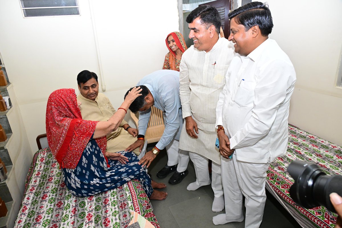 TikaRamJullyINC's tweet photo. राजस्थान प्रदेश कांग्रेस कमेटी के अध्यक्ष श्री @GovindDotasra जी के सीकर आवास पर उनकी पूज्य माताजी के स्वास्थ्य की कुशलक्षेम जानी और उनका आशीर्वाद प्राप्त किया।

ईश्वर से माताजी के उत्तम स्वास्थ्य एवं शीघ्र पूर्ण स्वास्थ्य लाभ की कामना करता हूँ।

इस दौरान फतेहपुर विधायक श्री @MLAhakamAliKhan जी, नोहर विधायक श्री @Amitchachan2 जी, सीकर जिला कांग्रेस अध्यक्ष श्रीमती सुनीता गठाला जी एवं कांग्रेस कार्यकर्ता साथ रहे।

#TRJ | #TikaramJully | #Congress | #Rajasthan | #LOPRajasthan