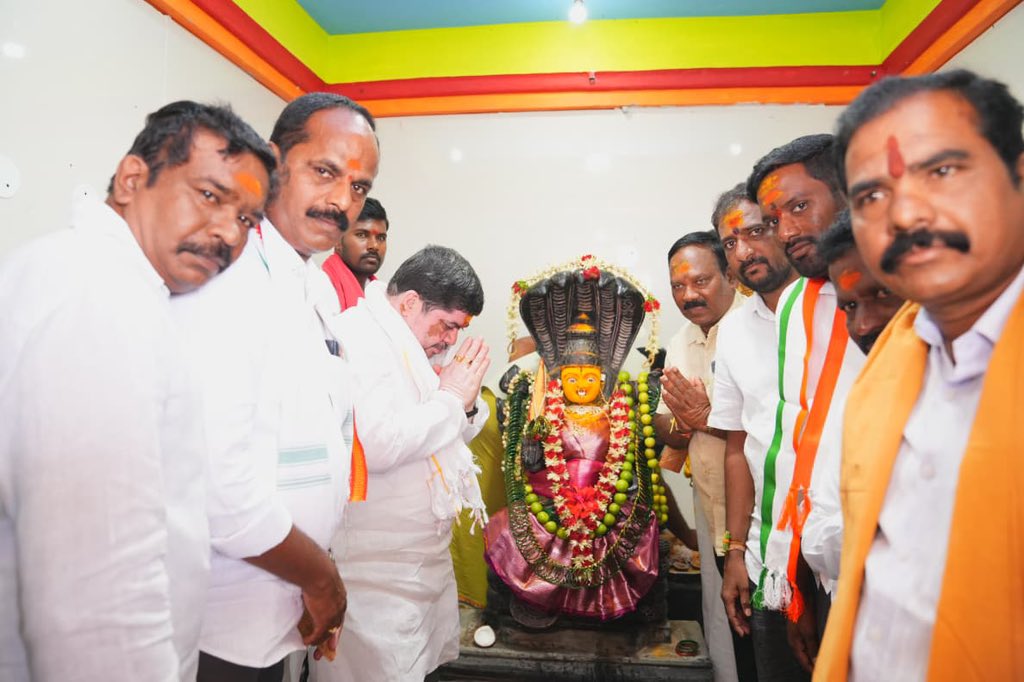 Ponnam_INC's tweet photo. హుస్నాబాద్ నియోజకవర్గం ఎల్కతుర్తి  మండలంలోని జగన్నాథపూర్ గ్రామంలో శ్రీ రేణుక ఎల్లమ్మ విగ్రహ ప్రతిష్ట మహోత్సవంలో పాల్గొని ప్రత్యేక పూజలు చేయడం జరిగింది https://t.co/4zsHy538NX