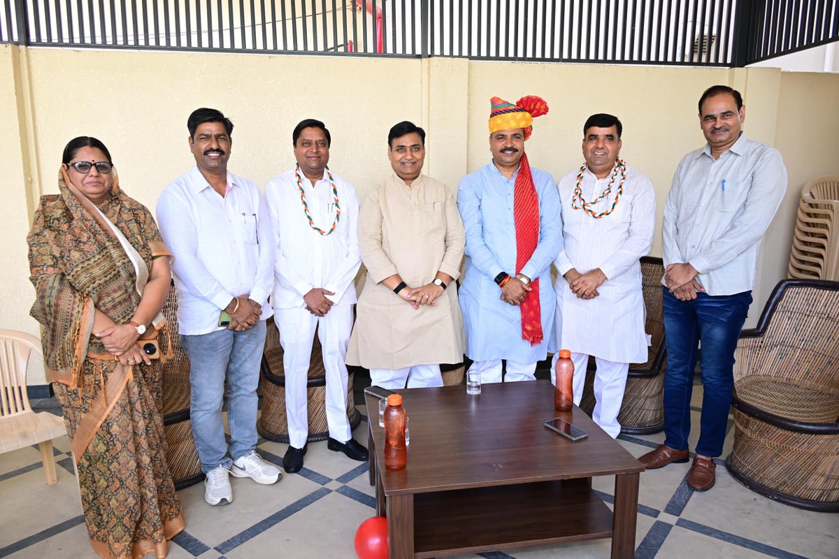 TikaRamJullyINC's tweet photo. राजस्थान प्रदेश कांग्रेस कमेटी के अध्यक्ष श्री @GovindDotasra जी के सीकर आवास पर उनकी पूज्य माताजी के स्वास्थ्य की कुशलक्षेम जानी और उनका आशीर्वाद प्राप्त किया।

ईश्वर से माताजी के उत्तम स्वास्थ्य एवं शीघ्र पूर्ण स्वास्थ्य लाभ की कामना करता हूँ।

इस दौरान फतेहपुर विधायक श्री @MLAhakamAliKhan जी, नोहर विधायक श्री @Amitchachan2 जी, सीकर जिला कांग्रेस अध्यक्ष श्रीमती सुनीता गठाला जी एवं कांग्रेस कार्यकर्ता साथ रहे।

#TRJ | #TikaramJully | #Congress | #Rajasthan | #LOPRajasthan