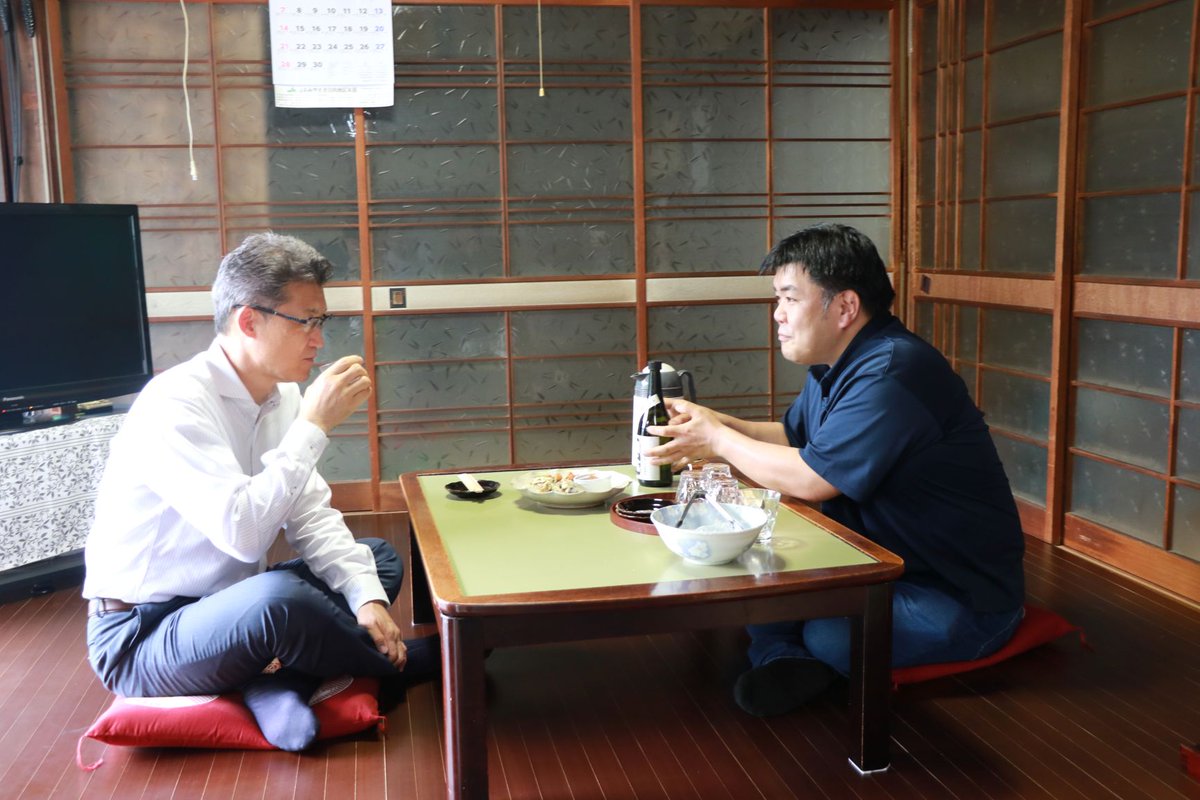 miyazakipref's tweet photo. 「知事との本音トーク」終了後、河野知事が「川﨑醸造場」を訪問しました。川﨑醸造場は、明治28年の創業当時から製法を大きく変えず、手作りにこだわった焼酎造りに取り組まれ、令和６年度宮崎県地域経済振興100年企業顕彰に選出されています。 https://t.co/Bwc3BOFfHD