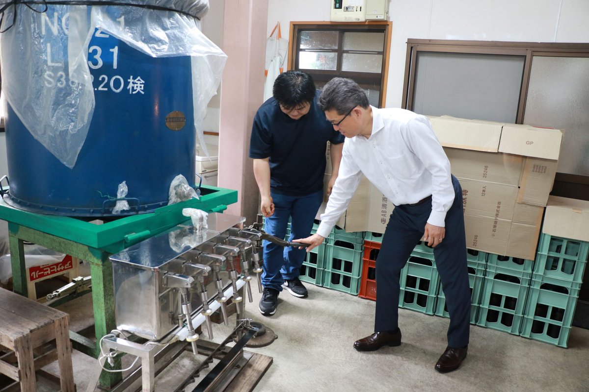 miyazakipref's tweet photo. 「知事との本音トーク」終了後、河野知事が「川﨑醸造場」を訪問しました。川﨑醸造場は、明治28年の創業当時から製法を大きく変えず、手作りにこだわった焼酎造りに取り組まれ、令和６年度宮崎県地域経済振興100年企業顕彰に選出されています。 https://t.co/Bwc3BOFfHD