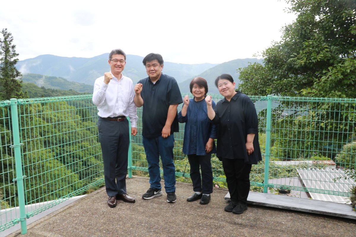 miyazakipref's tweet photo. 「知事との本音トーク」終了後、河野知事が「川﨑醸造場」を訪問しました。川﨑醸造場は、明治28年の創業当時から製法を大きく変えず、手作りにこだわった焼酎造りに取り組まれ、令和６年度宮崎県地域経済振興100年企業顕彰に選出されています。 https://t.co/Bwc3BOFfHD