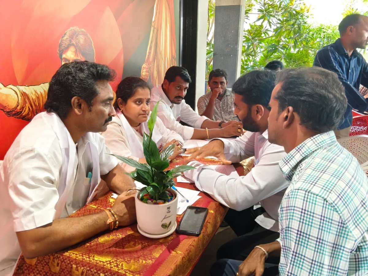 JSPTelangana's tweet photo. జనసేన పార్టీ తెలంగాణ రాష్ట్ర కార్యాలయంలో జనవాణి కార్యక్రమంలో ప్రజల సమస్యలు తెలుసుకుంటున్న జనసేన పార్టీ రాష్ట్ర నాయకురాలు, సాయి శిరీష పొన్నూరు గారు, రాష్ట్ర నాయకులు సురేష్ రెడ్డి గారు, రామకృష్ణ గారు, రాజేష్ గారు.

#JanaVaaniJanaSenaBharosa #JanaSenaTelangana https://t.co/aH0Bm5tzzt