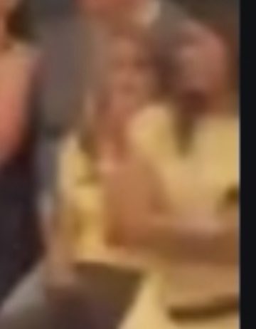 Danielainfiel's tweet photo. MÁS FOTOY VIDEOS DE @danielaacallee Y SU NOVIA
MANUELA GÓMEZ LA CELOSA SENTADAS JUNTAS MISMA SILLA🪑
SE MIRAN DANIELA Y SU NOVIA MANUELA GÓMEZ
BIEN ARRUCHADAS Y PEGADAS
COMBINADAS DE AMARILLO EN EVENTO
ES OBVIO @danielaacallee SE DERRITE POR MANUELA EL LENGUAJE CORPORAL NO MIENTE https://t.co/2CsFbKBcJm