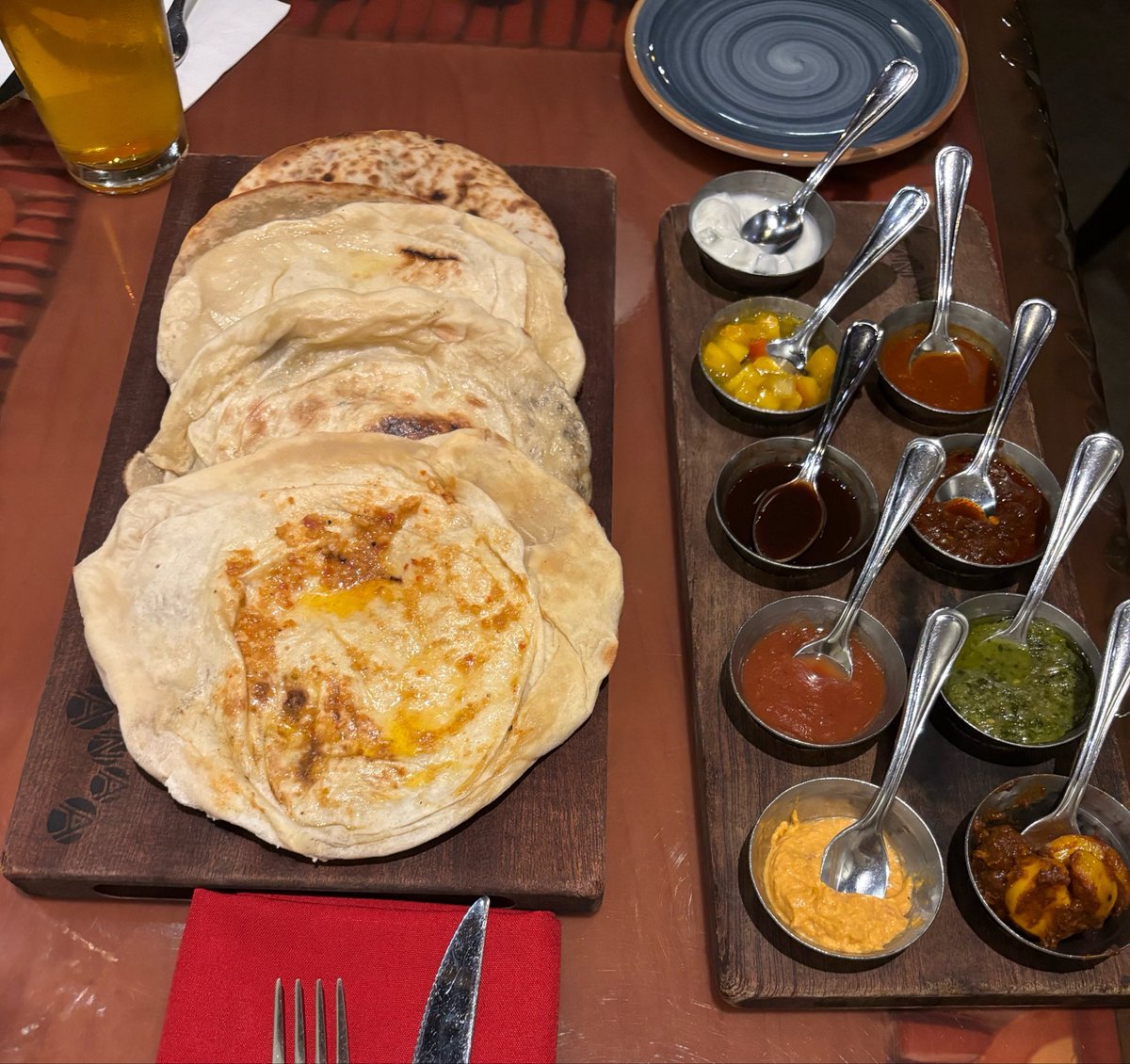 mkpn_0x0's tweet photo. 📍Animal Kingdom Lodge「Sanaa」

Indian-style Bread Service
5種類のパンと9種類のディップが楽しめる名物メニュー🥖

ディップはかなり個性的で、私はGarlic PickleとRoasted Red Pepper Hummusが好きだった！それ以外は独特で、正直あまり口に合わなかった
あと量多いから注意‼️

#mkpn_2026wdw https://t.co/1r6G3dqPHI