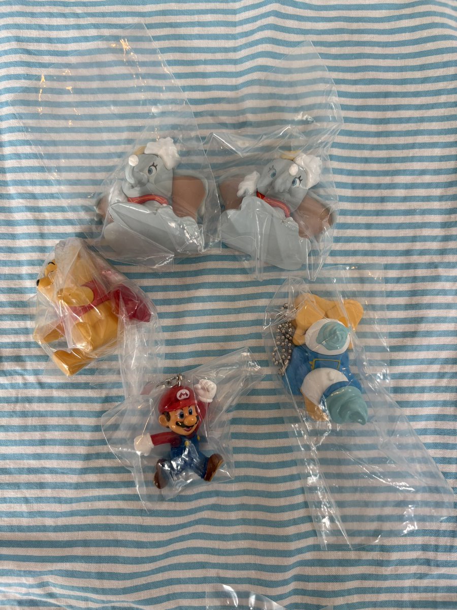 wara4_4araw's tweet photo. 【交換/譲渡】ディズニープリンセス　コスチューム　めじるしアクセサリー　めじるし

譲…白雪姫2、ベル2
求…オーロラ1、定価(＋送料)
オーロラ1つ決まり次第譲渡可
譲渡の際、お声がけ重なるようでしたら2枚目からいくつかお迎えいただける方を優先いたします🙇‍♀️
お日にち次第で池袋手渡し◎ https://t.co/9A25iNVfoE