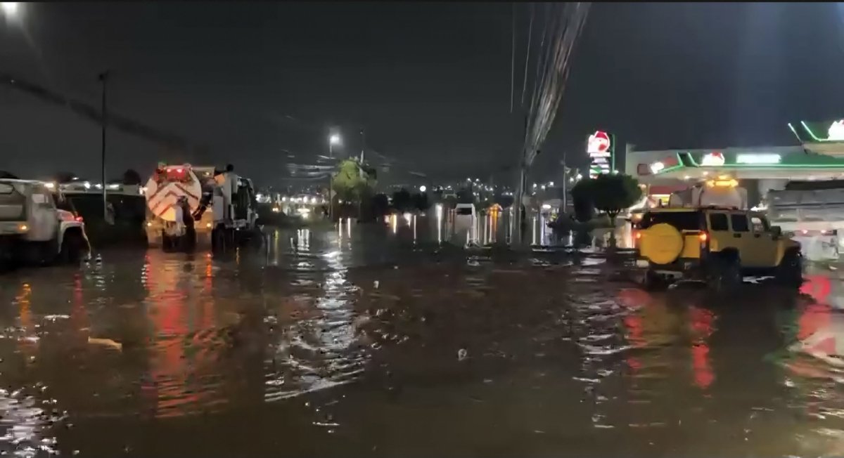 ChalcoSC's tweet photo. 🛑 A L M O M E N T O 🛑

Graves inundaciones en la Carretera #Cuautzingo-#Huexoculco, Los Héroes, San Martín y Pueblo Nuevo luego de la fuerte lluvia de hace unas horas, patrullas de la GN, Policía Estatal y Municipal de #Chalco trasladan a personas que se quedaron varadas, circule con precaución, el tránsito avanza lento en ambos sentidos.