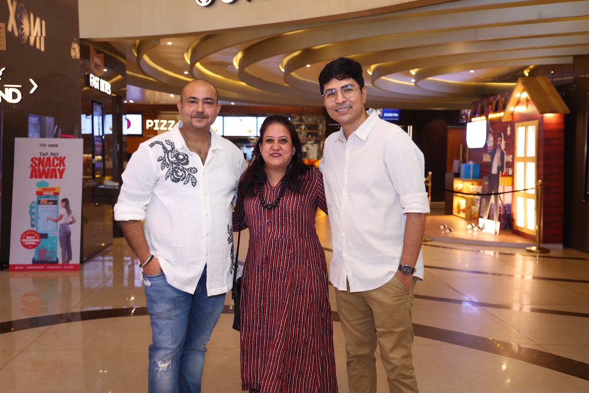 WithShubho's tweet photo. Some moments. Some memories. One beautiful evening. ❤️
#PINJAR Trailer Launch @Bell_Jar_Films https://t.co/roL9vWLHuN