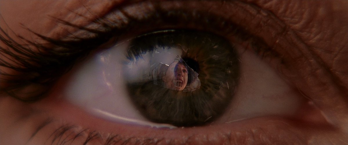 JackOCine's tweet photo. #SpiderMan2 fête ses 22 ans : plus encore que l'épisode précédent, celui-ci se connecte à l'humanité de son héros en soulevant ses difficultés quotidiennes - dont celle d'assumer ses responsabilités de justicier et de mener une vie paisible. Une suite exceptionnelle. https://t.co/ybOczSOIsY